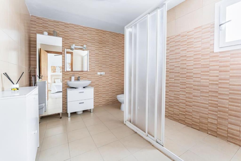 8 Guests Large Villa Near Bossa Beaches & Airport San José Екстериор снимка