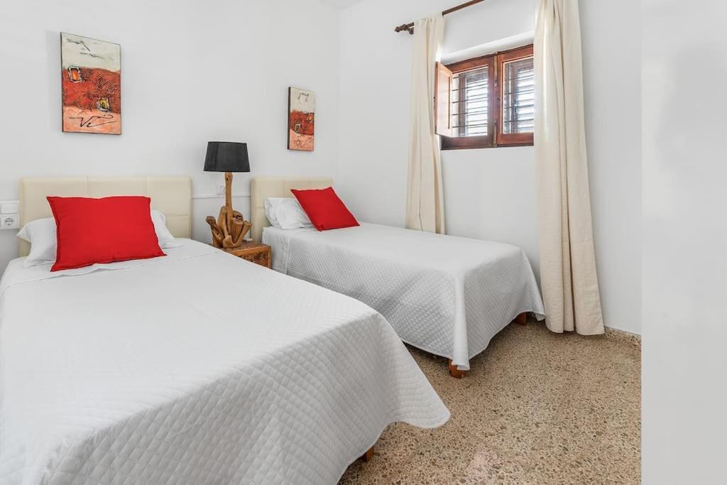 8 Guests Large Villa Near Bossa Beaches & Airport San José Екстериор снимка