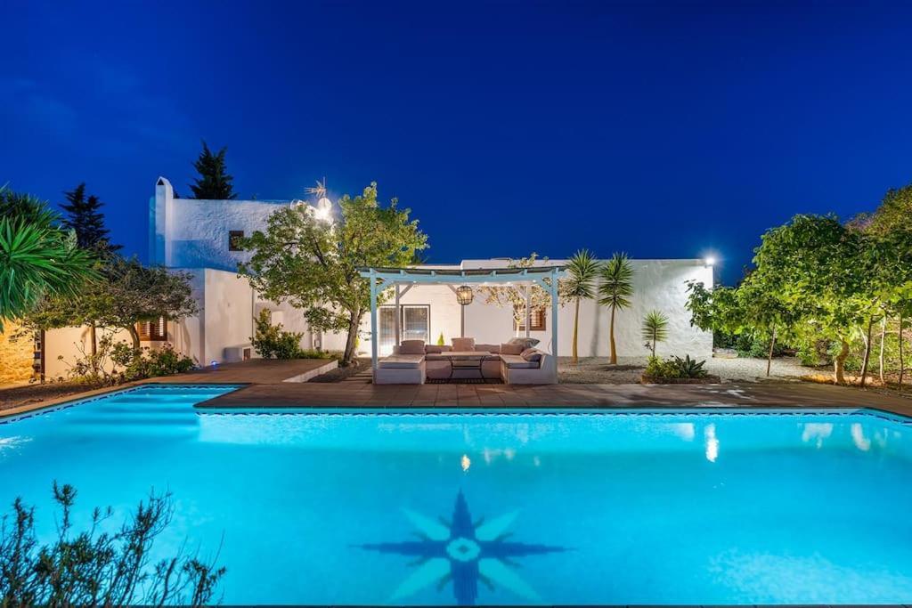 8 Guests Large Villa Near Bossa Beaches & Airport San José Екстериор снимка
