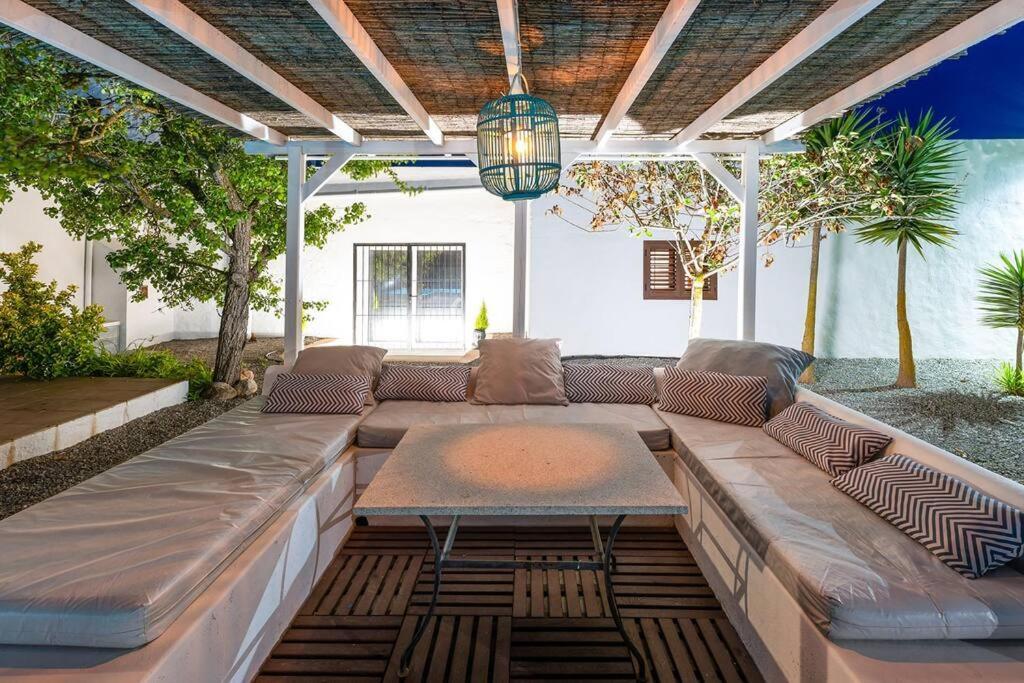 8 Guests Large Villa Near Bossa Beaches & Airport San José Екстериор снимка